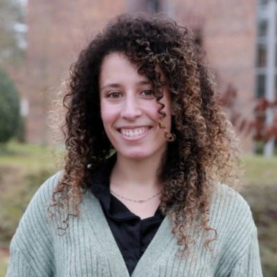 Portrait de Sélia formatrice en Qualité de l'Air Intérieur (QAI) et en Audit énergétiqueet