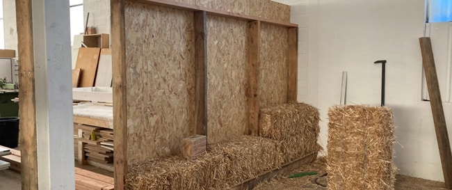 Photo d'un mur en paille et bois