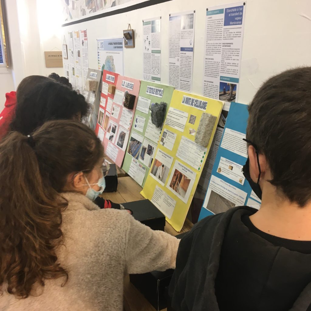 photo d'un atelier avec les fiches sur les isolants biosourcés