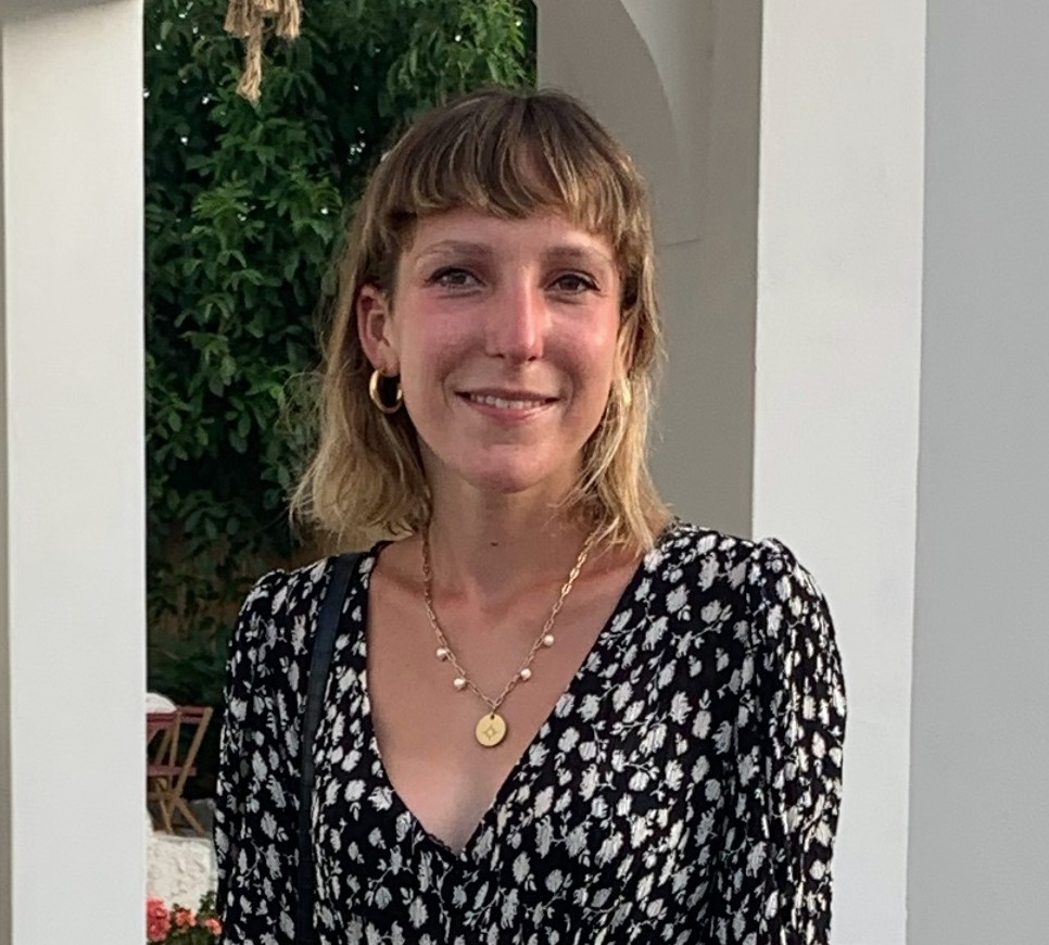 L’origine de l’architecture se confondrait avec celle du tressage végétal. Les architectures premières, découvertes en Océanie ou sur le continent africain illustrent en tout cas cette vision. Celle-ci fut défendue par Gottfried Semper (1803-1879) dans son ouvrage Du style et de l'architecture : Ecrits, 1834-1869, architecte allemand qui s’intéressa aux premières formes d’habiter ainsi qu’à l’ethnographie. En effet, ce dernier attribue l’origine du tressage au procédé employé pour enclore les premières habitations.