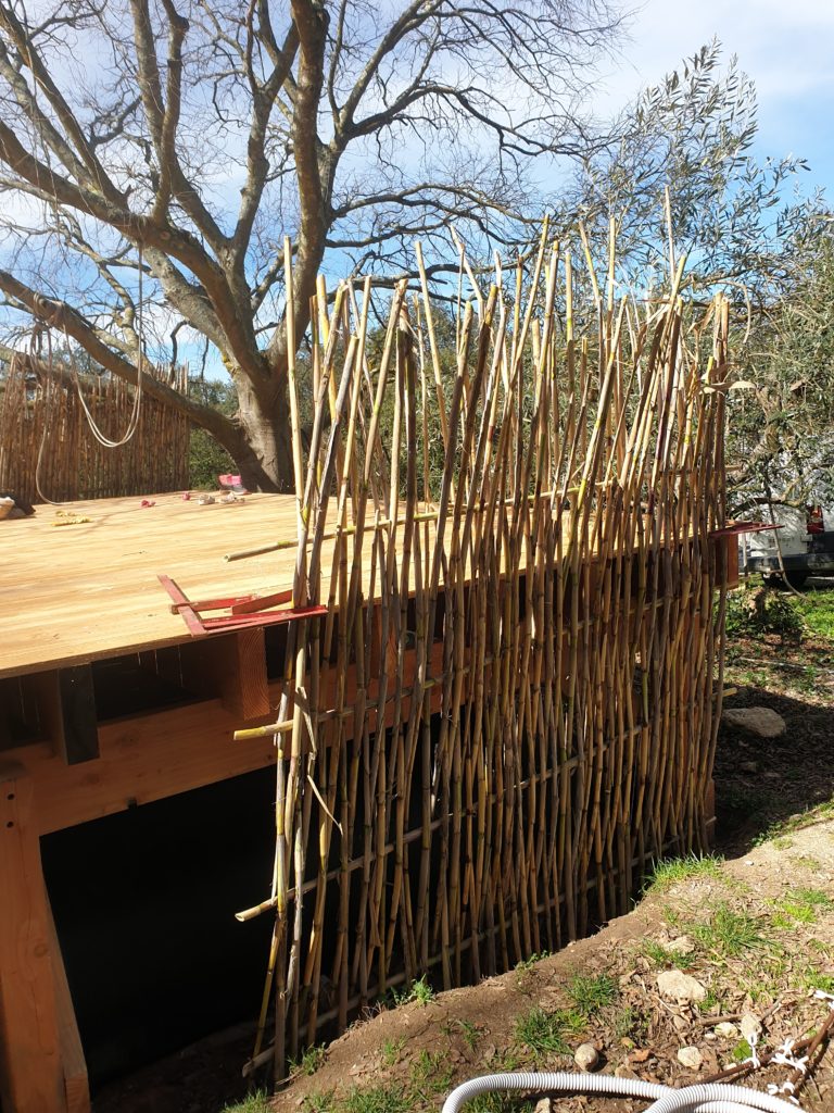 Pose des panneaux en canne de Provence