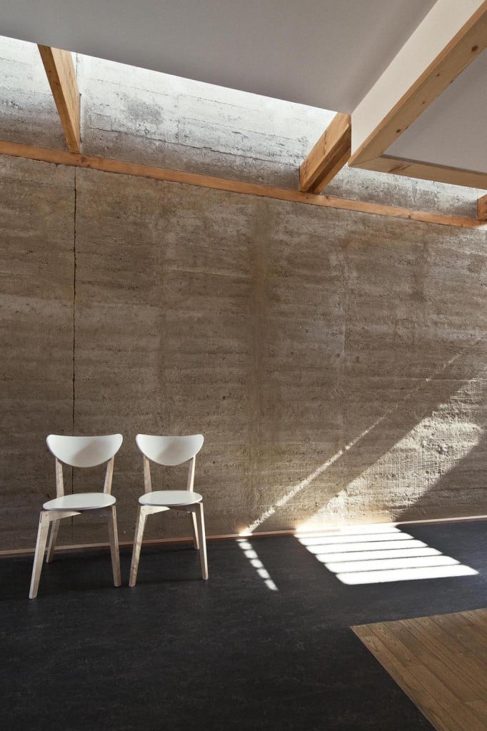 Mur en pisé, projet lauréat du prix national des architectures en terre crue 2013, Boris Bouchet Architectes © Benoît Alazard